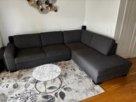 Modern hörnsoffa med schäslong – SÖRVALLEN, mörkgrå