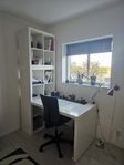 skrivbord med bokhylla 