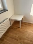 litet vitt soff- eller sängbord