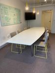 Stort konferensbord med stolar