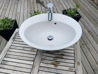 Tvättställ med blandare och bottenventil