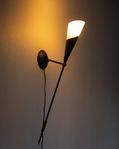 Lampett / vägglampa i svart/brun metall med frostat glas
