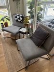 två loungefåtölj inomhus