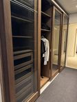 Garderober med skjutdörrar