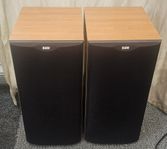 Ett par B&W Bowers & Wilkins DM602 S2 hifi-högtalare