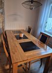 Stort ekbord med granitsten