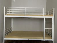 Våningssäng med madrasser