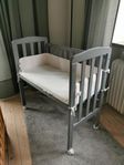 Bedside Crib från jollyroom 