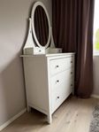 Hemnes byrå med glasskiva och spegel