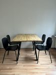 Matbord och fyra stolar