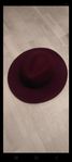 vinröd hatt