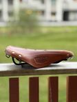 Brooks B17, brun med svarta stålrails.