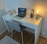 Mindre skrivbord/toalettbord inkl stol.