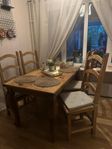 köksbord i trä med 4 stolar i bra skick  800 kr