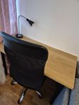 Skrivbord+skrivbordsstol (skrivbordslampan är ej till salu)