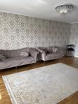Sammet soffa, el kamin , sittpufar , taklampa