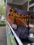 liten hammock i stål med tak, dynor och belysning 
