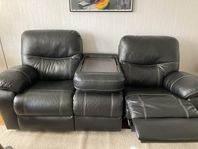 Svart TV-soffa i skinn.