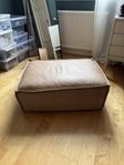 Furninova Fotpall/Sittpuff i äkta läder, ljusbrun