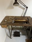 Industribord med motor, lampa, pedal till symaskin