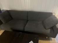 mörkgrå soffa