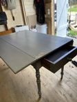 gammalt matbord +stolar