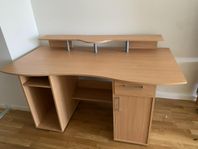 Skrivbord med hylla för dataskärm…