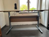 Bortskänkes: Höj- och sänkbart bord för pyssel och hobby
