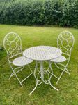 CAFÉ-SET PARIS MED 2 STOLAR, 1 BORD I VITLACKERAD METALL