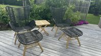 2 fåtöljer med fot pallar o 1 bord
