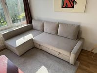 Beige IKEA FRIHETEN bäddsoffa med förvaring