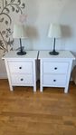 2 Hemnes nattduksbord med bordslampa