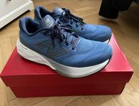 Löparskor New Balance 880 v15, storlek 43, 2E (bred läst)