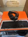 Gaminghörlurar och tangentbord samt mus