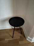Ett soffbord och ett sidobord från HM Home
