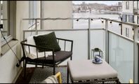 Menton 2 fåtöljer och en pall/bord