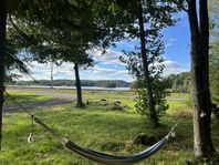 Stuga med sjöutsikt