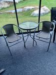 2 sits cafebord med 2 stolar