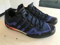 Adidas. Storlek 45.