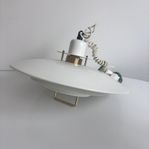 retro taklampa i vit och guldfärgad metall