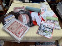 Samling av Broderimaterial: Tidningar, Mönster och Kit.