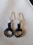 Örhängen i läder och tenntråd, delen i örat är silver