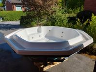 Stort unikt spabad / terrasspool med Owerflow system.