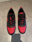 NIKE COURT BOROUGH LOW RECRAFT - RÖD/SVART/VIT 500