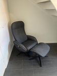 En fåtölj med recliner samt tillhörande fotpall