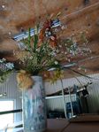 konst blommor i stor vas