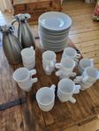 28st kaffemuggar och mattallrikar  samt 2st kaffekannor