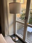 Fin golvlampa med vit skärm 
