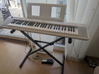 Vitt keyboard från Yamaha (Piaggero NP-12)