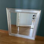 Fin silverfärgad spegel 74x74 cm